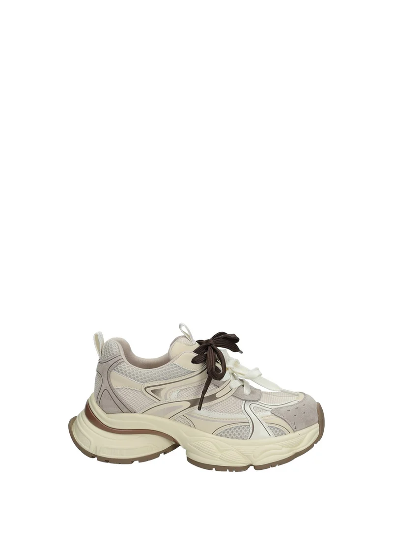 Sneakers donna dal design asimmetrico e dettagli costruttivi unici