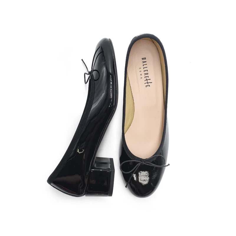 Ballerine nere con tacco alto in vernice