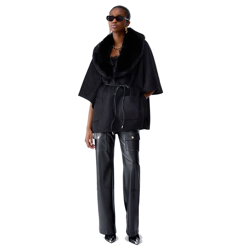 Cappa Donna LIU JO in Montone Sintetico Nero con Collo in Fake Fur