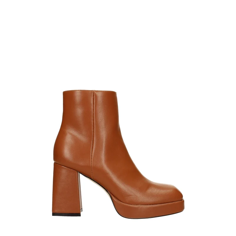 Stivaletti platform con punta squadrata. Tacco largo alto 8.5cm