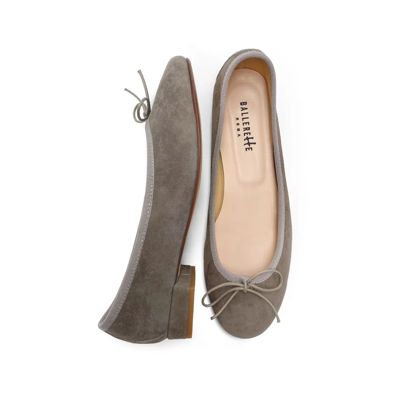 Ballerine taupe con tacco in camoscio