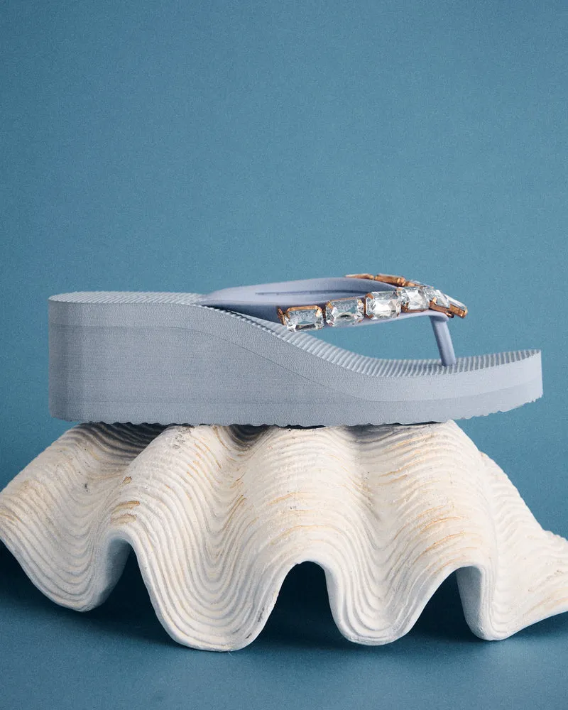SANDALIA BAÑO CON PLATAFORMA DETALLE MINIMALISTA