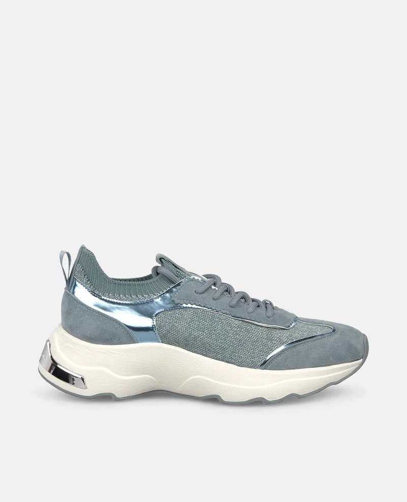 DEPORTIVO PLATAFORMA CON DETALLES METALICOS