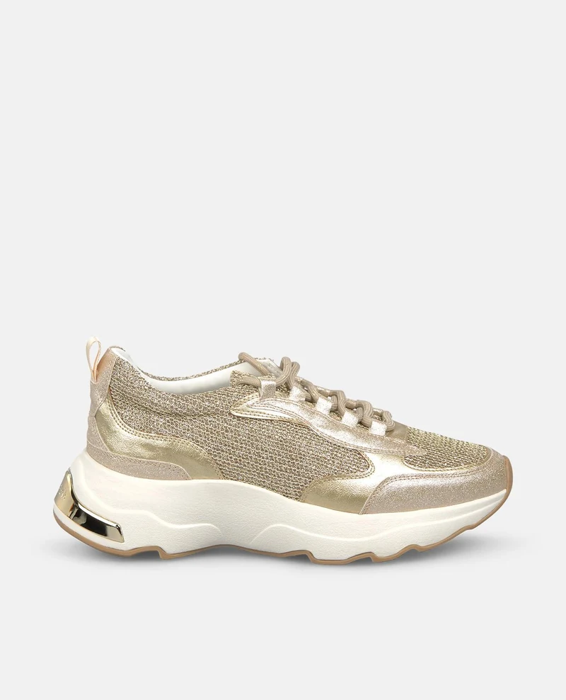DEPORTIVA CON PLATAFORMA DETALLES METALICOS