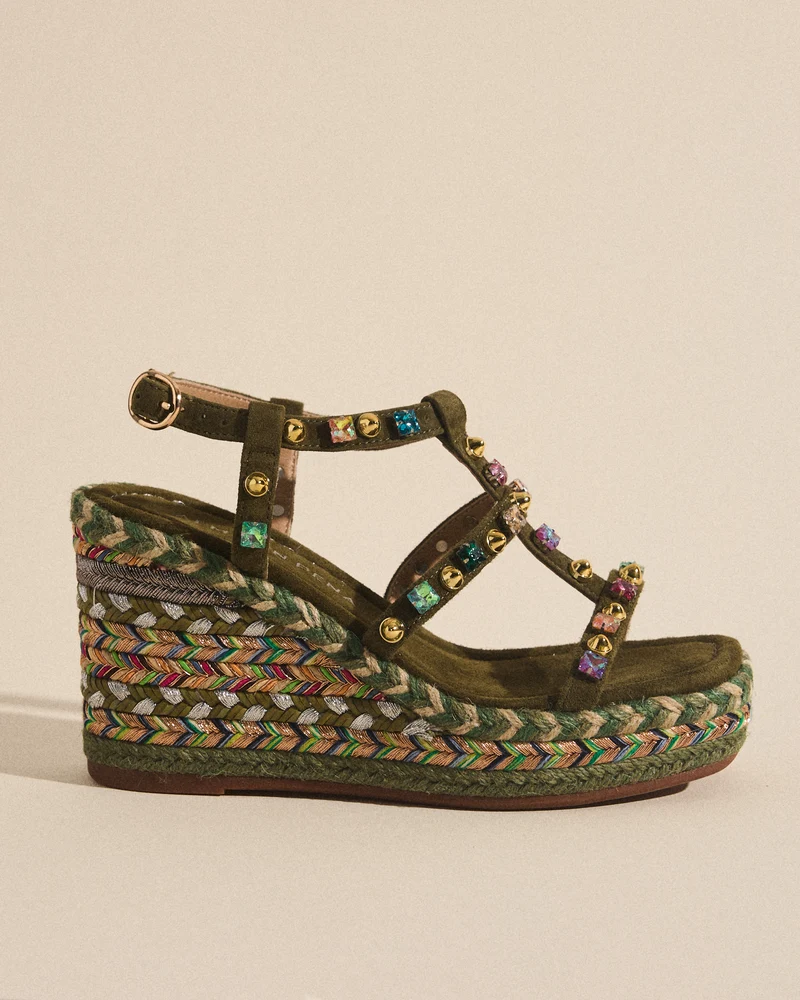 SANDALIA DE ESPARTO CON TACHUELAS EN LA CUÑA