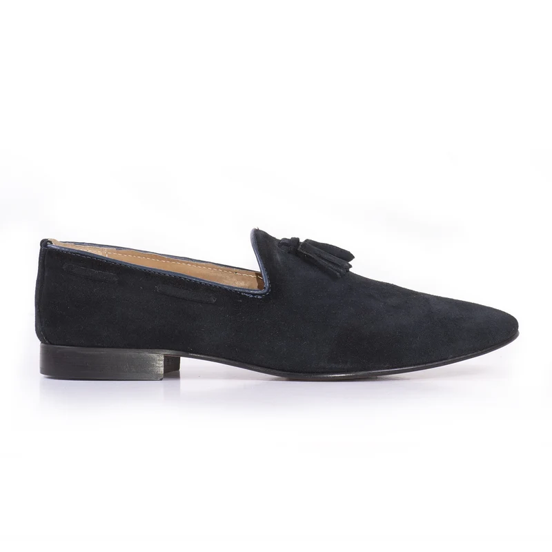Mocassino in pelle scamosciato forato con nappine