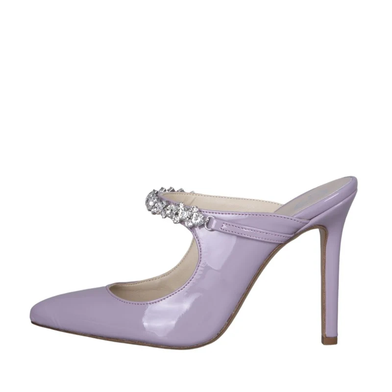 Scarpe col tacco alto e strass su collo piede