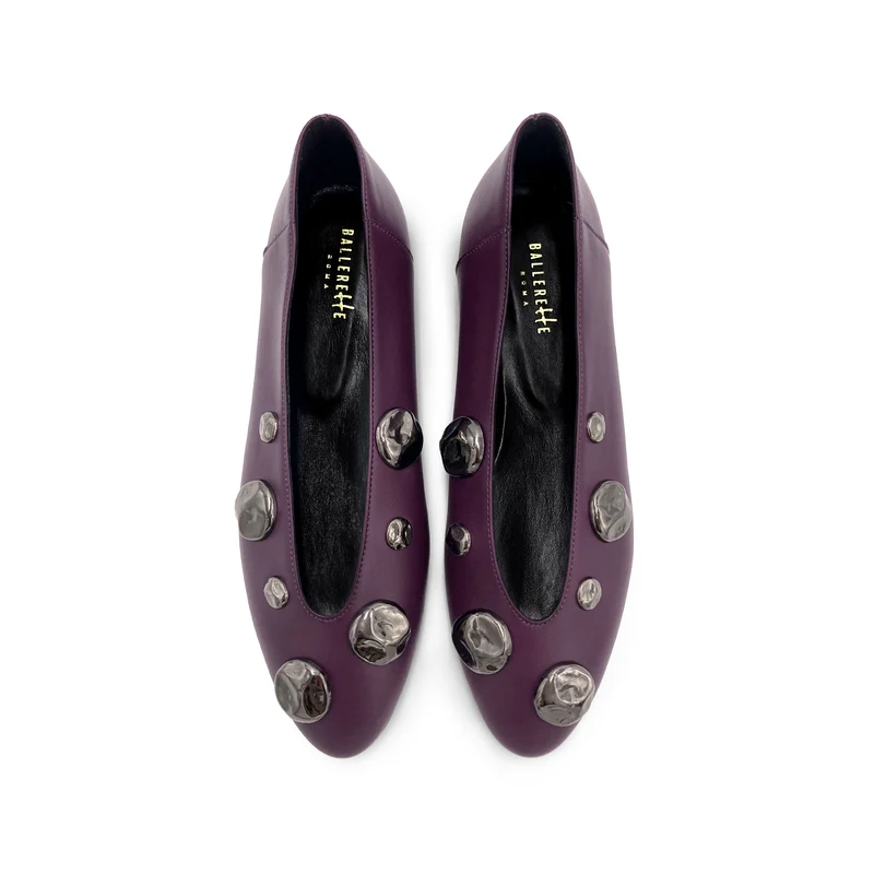 Ballerine viola prugna in pelle con scollo a V e borchie ferro
