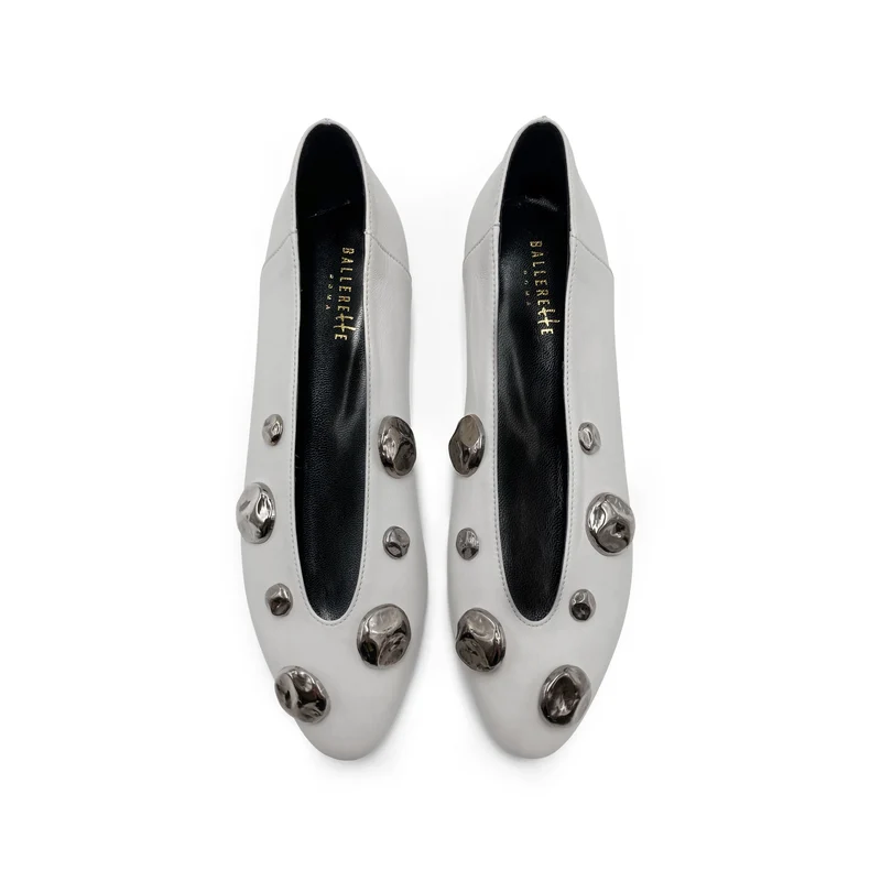 Ballerine grigie perla in pelle con scollo a V e borchie ferro