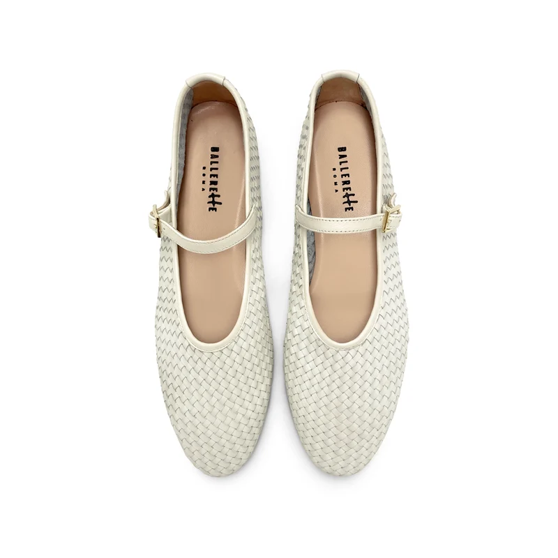 Ballerine bianche accollate in pelle intrecciata a mano e cinturino