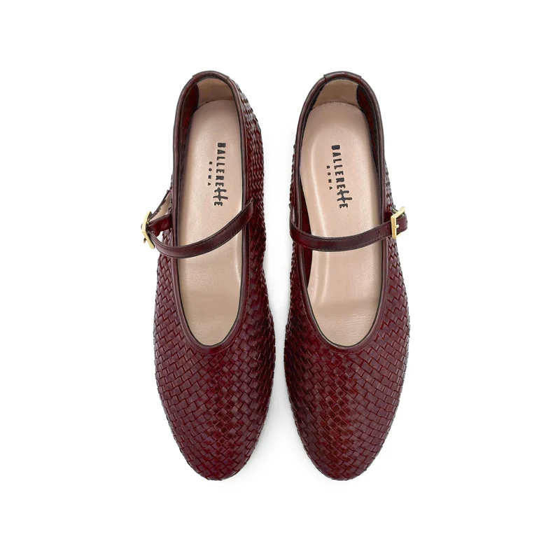 Ballerine bordeaux accollate in pelle intrecciata a mano e cinturino
