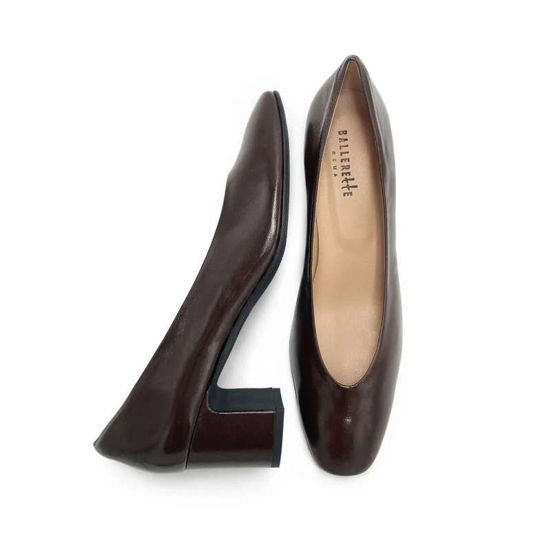 Scarpe ballerine marroni in vernice con punta quadrata e tacco alto comodo