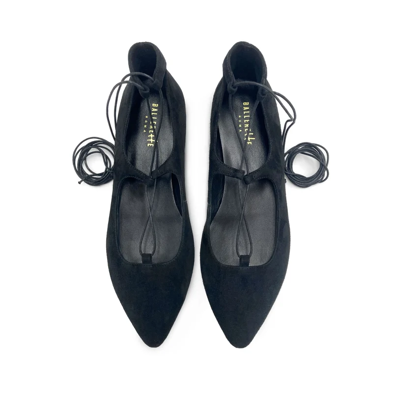 Ballerine con lacci alla schiava in camoscio nero