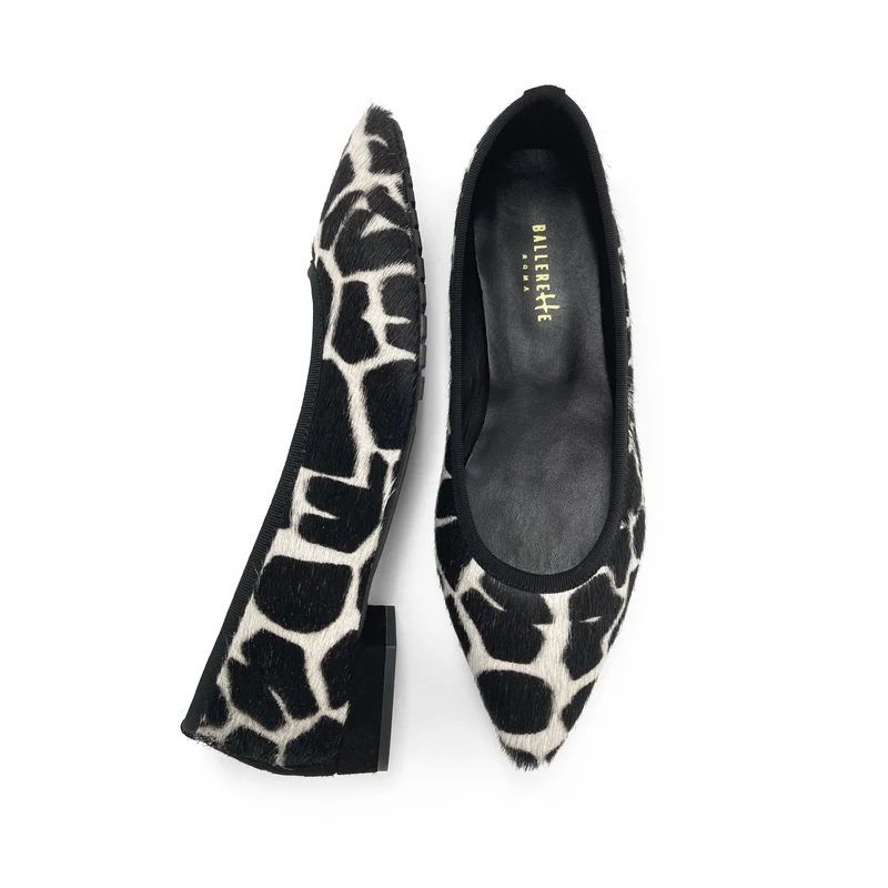 Ballerine a punta animalier in cavallino maculato bianco e nero