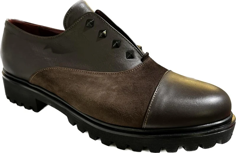 Mocassino Artigianale marrone con borchie