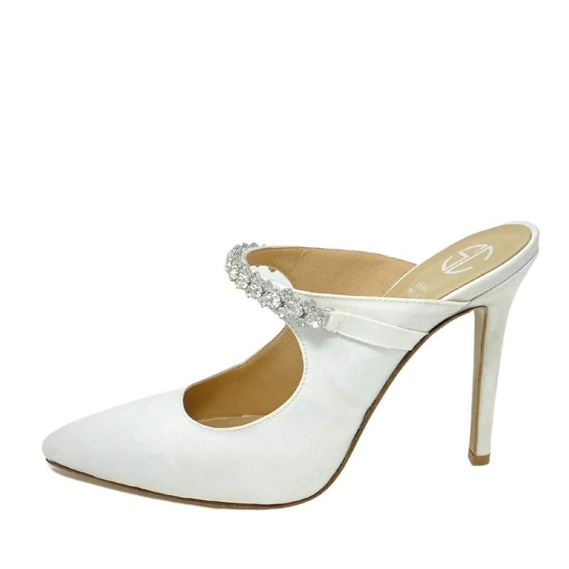 Scarpe col tacco raso bianco con cristalli su collo piede