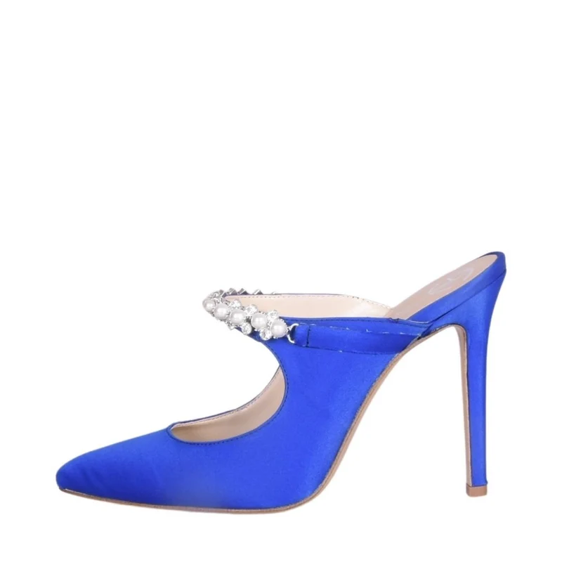Scarpe col tacco raso blu con cristalli e perle su collo piede