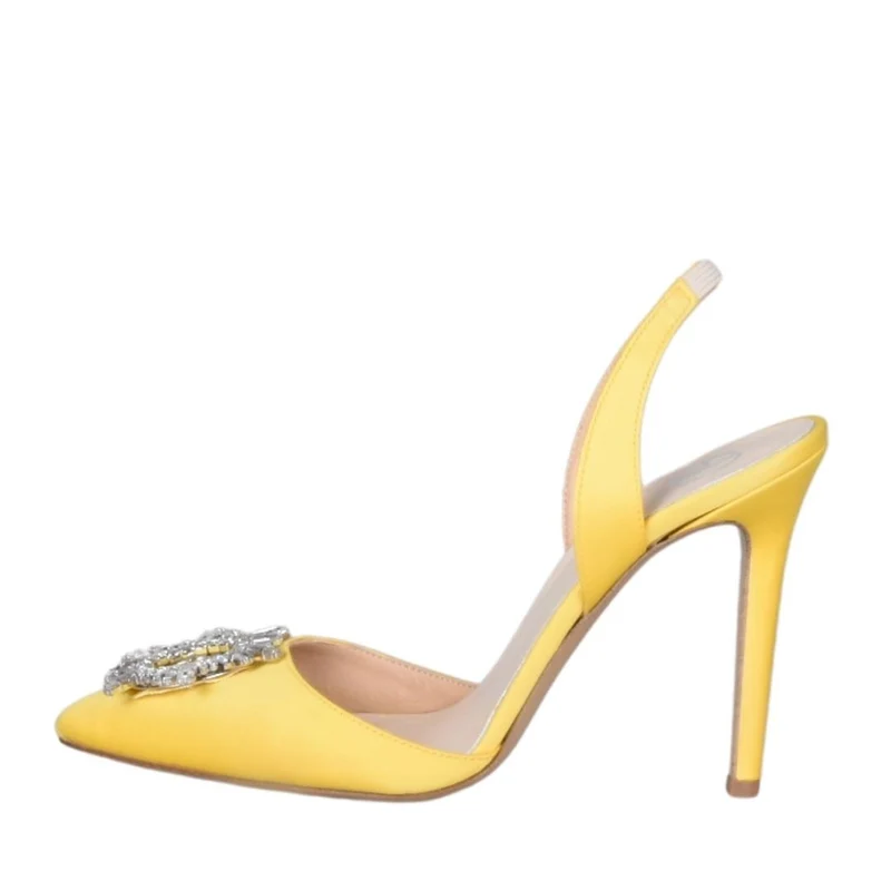 Scarpe a punta in raso giallo con accessorio di strass