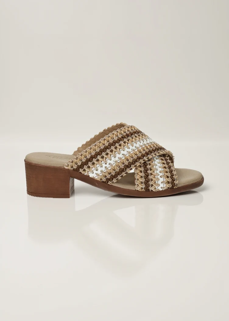 Sandali con zeppa. Made in Italy