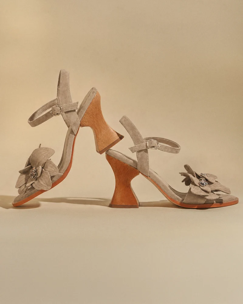 SANDALIA DETALLE FLOR CON TACON DE MADERA