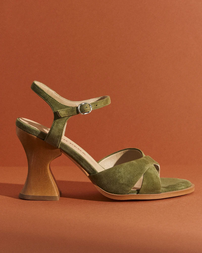 SANDALIA CON TACON DE MADERA