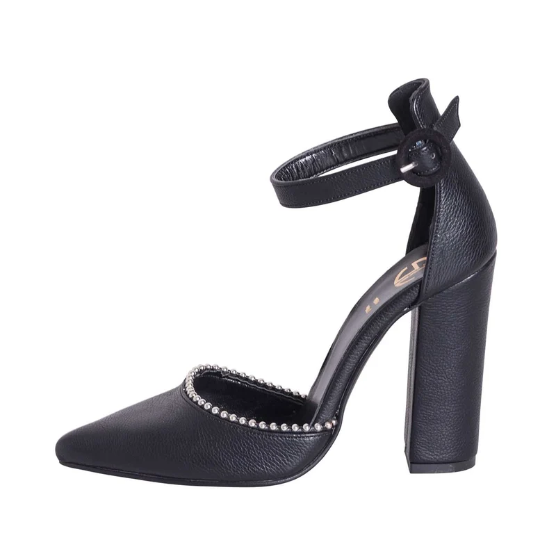 Scarpe con il tacco alto pelle nero con borchie a punta