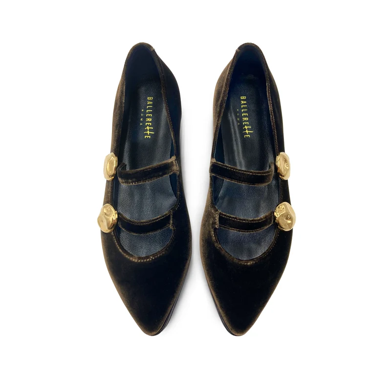 Ballerine in velluto marrone con cinturini e borchie