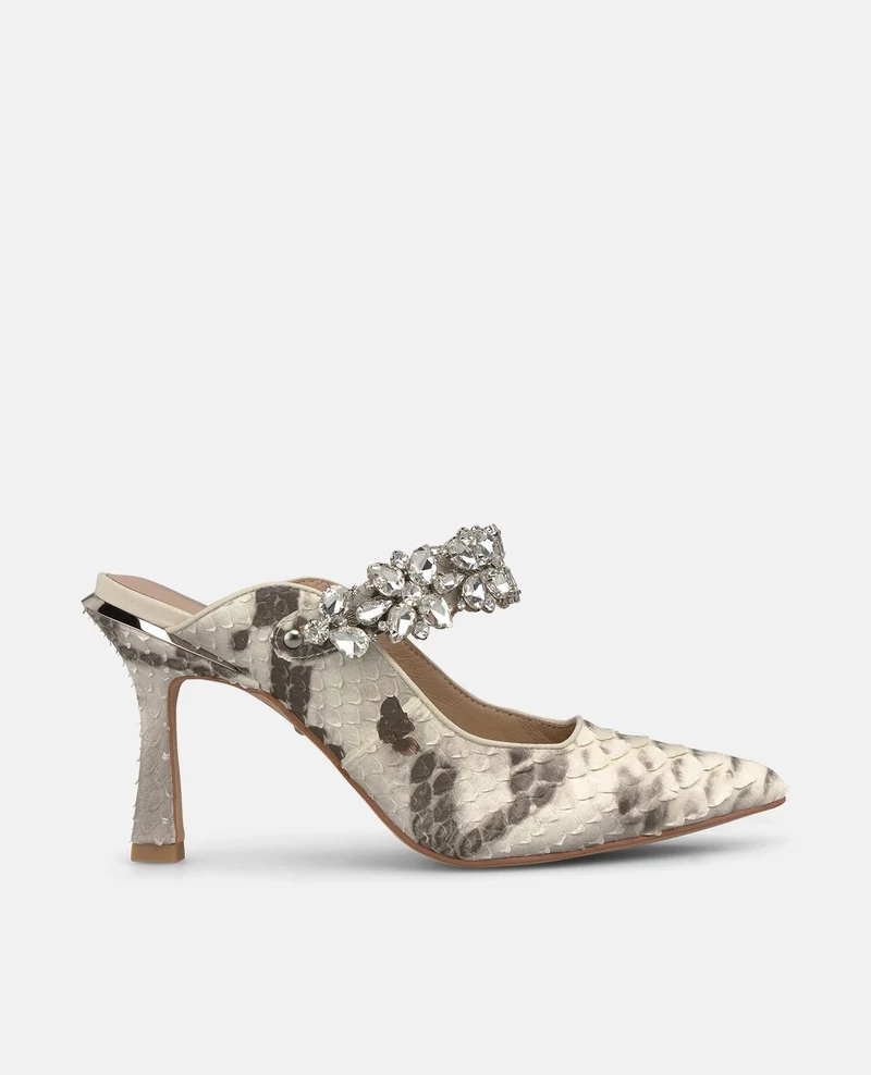 ZAPATO DE TACÓN DESTALONADO DE CHAROL