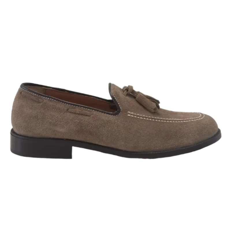 Mocassino F630KL1614200 in pelle scamosciato con nappine