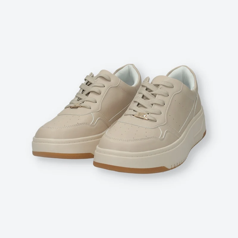 Sneakers con tomaia traforata.Tacco alto 3 cm