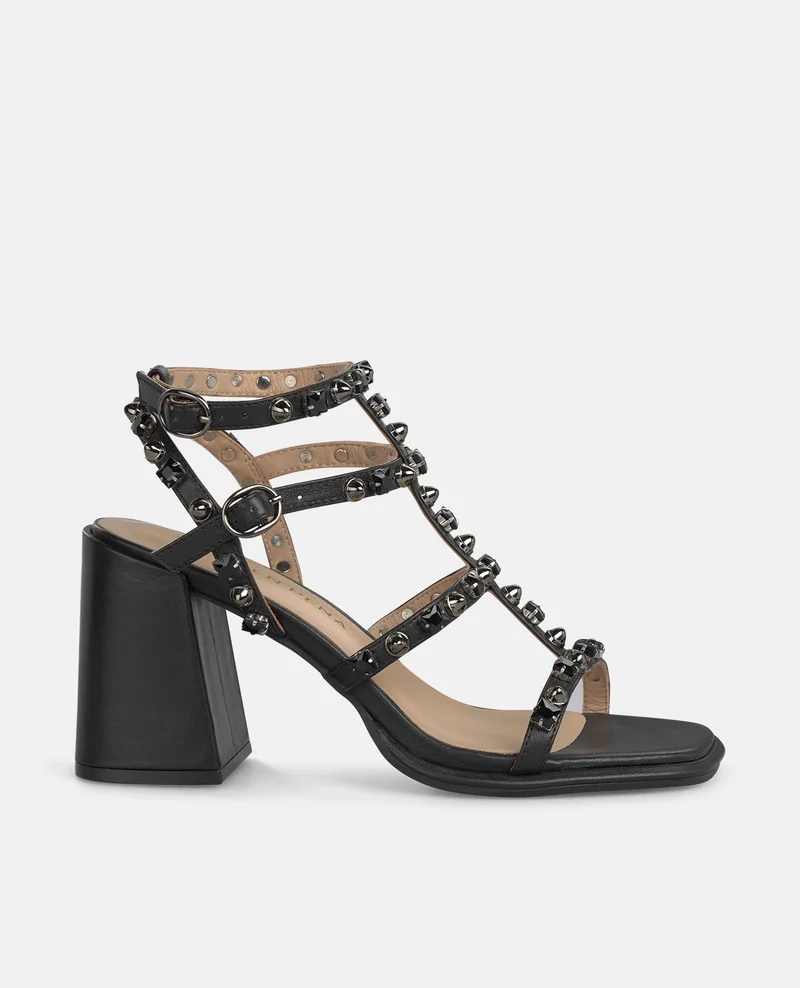 SANDALIA CON TACHAS EN LAS TIRAS