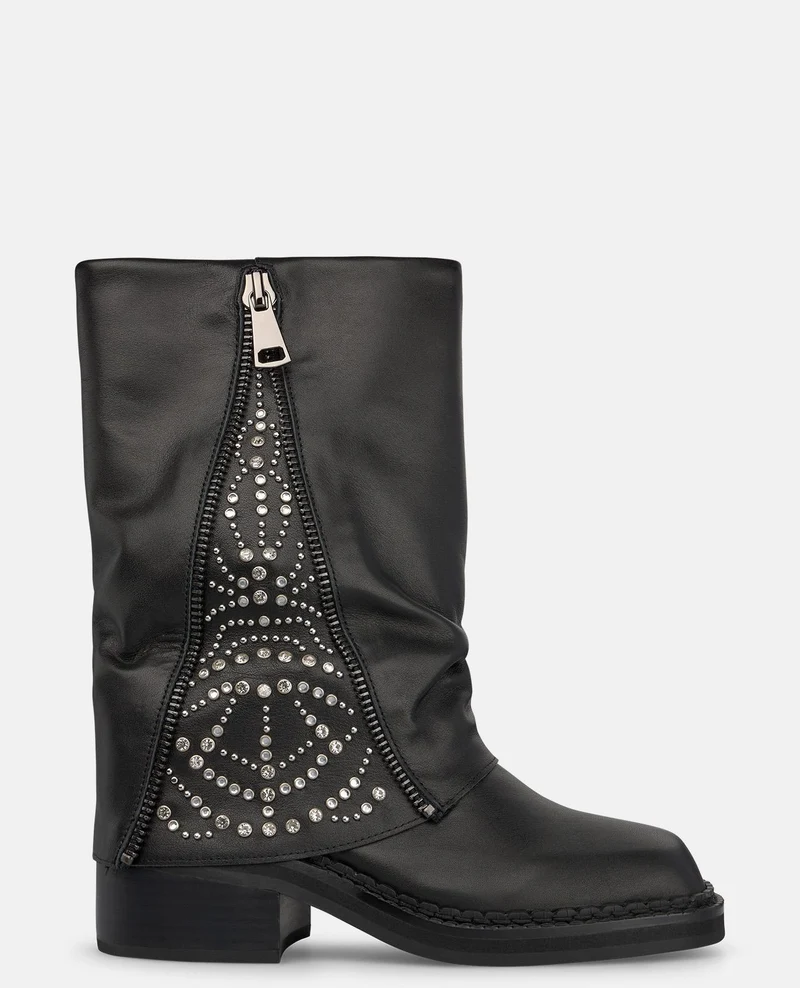 BOTA DE NAPA CON TACHAS METÁLICAS