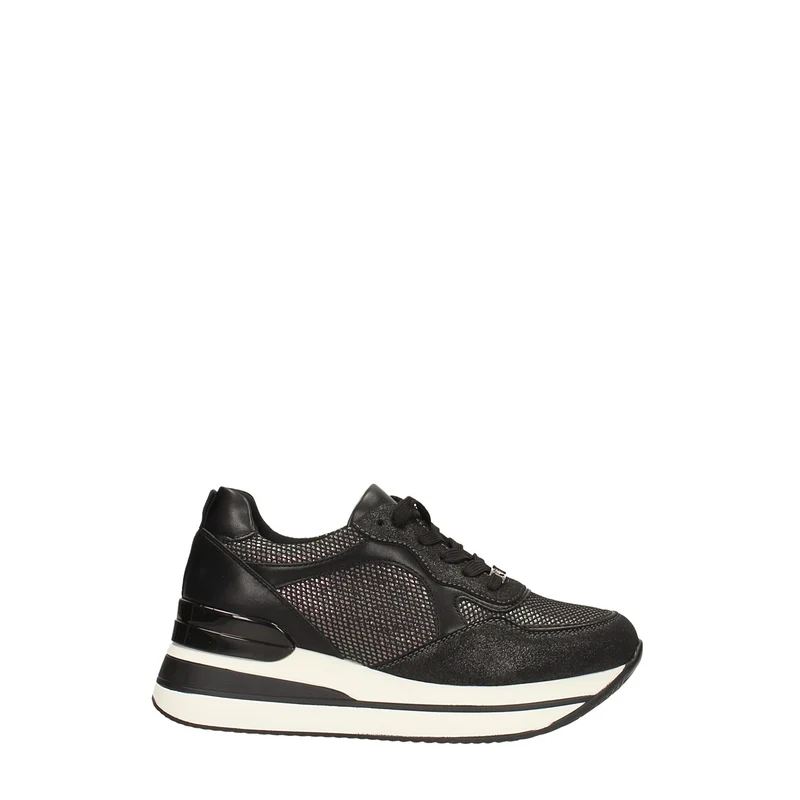 Sneakers nere con inserti in tessuto. Tacco alto 4cm