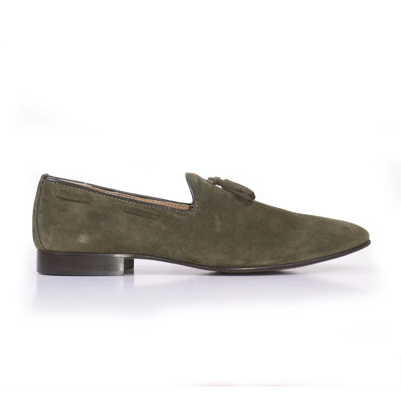 Mocassino in pelle scamosciato forato con nappine