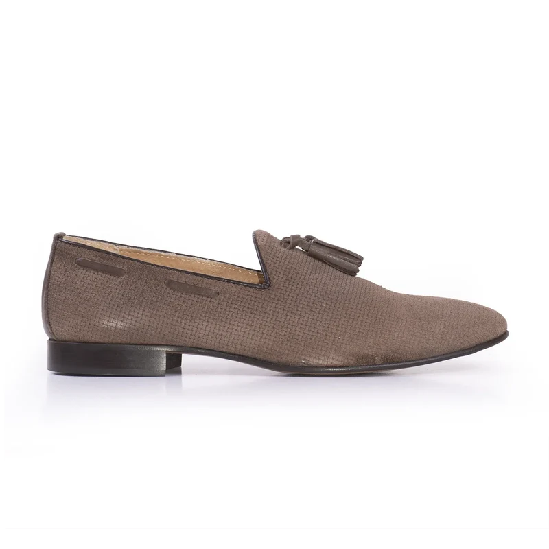 Mocassino in pelle scamosciato forato con nappine