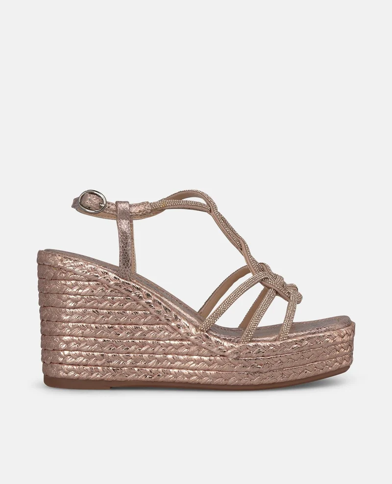 SANDALIA DE CUÑA CON TIRAS ENTRELAZADAS